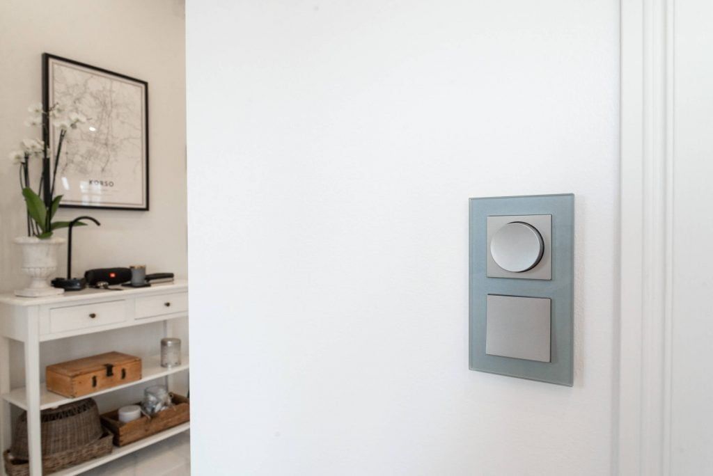 Logo LED STORE bianco su sfondo verde, che mette in evidenza i prodotti di illuminazione a LED ad alta efficienza energetica.