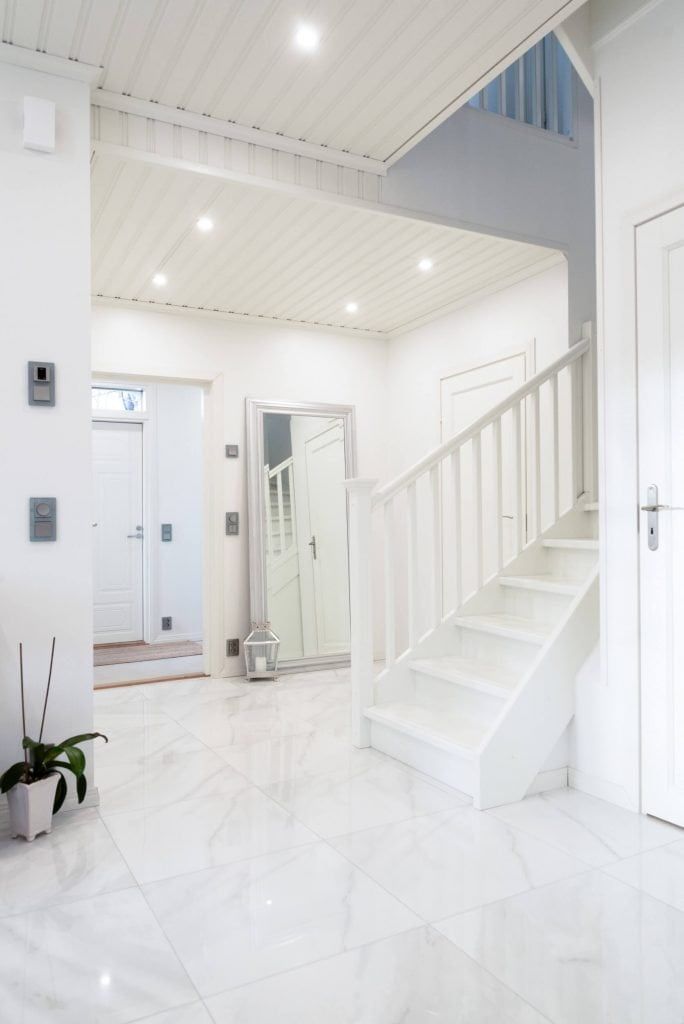 Logo LED STORE in un carattere moderno ed elegante su un quadrato bianco su sfondo verde; un marchio per un negozio di illuminazione a LED.