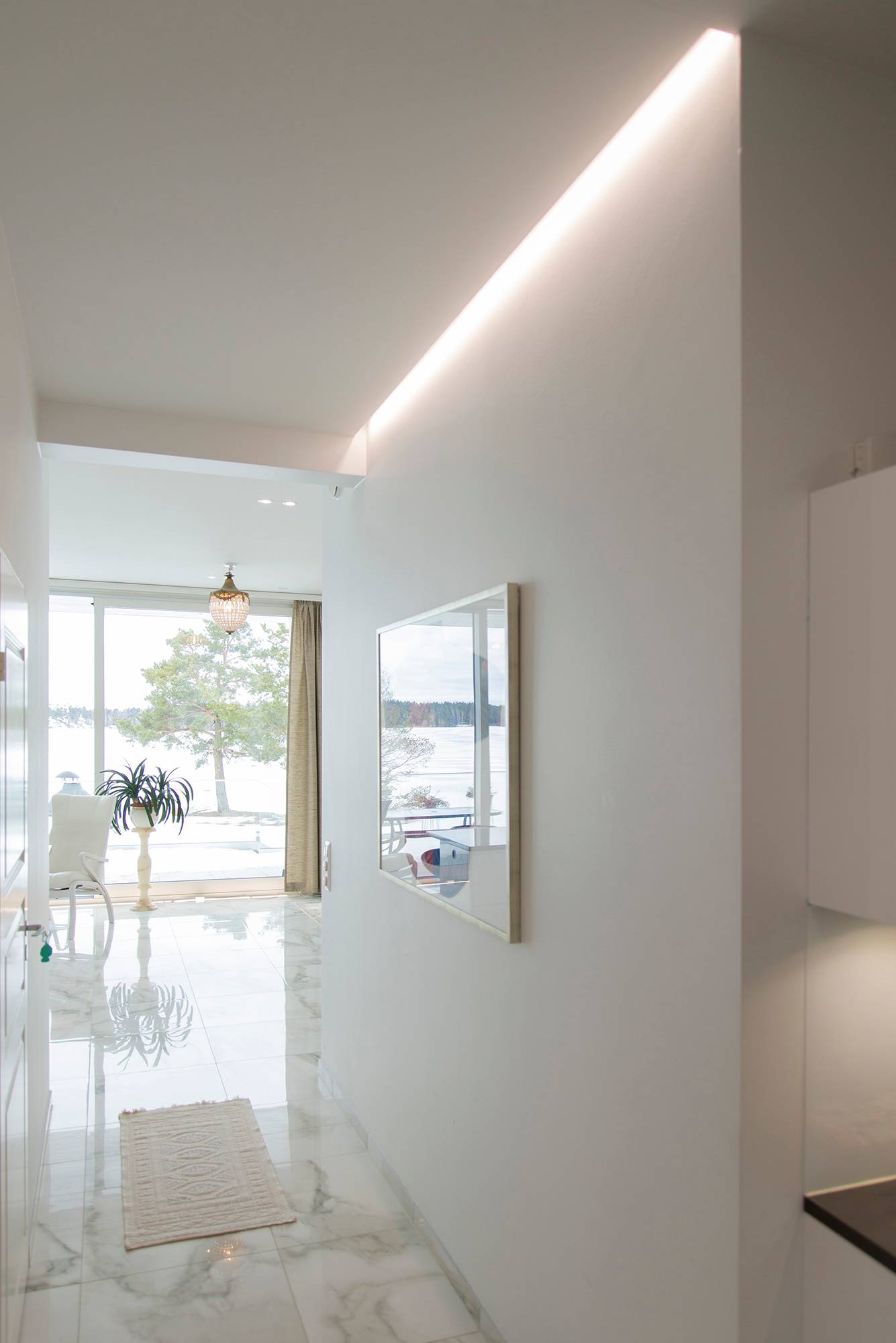 Evidenziazione e illuminazione di un tavolo e di un corridoio con una striscia LED. Striscia LED nascosta in una scanalatura tra soffitto e parete. Ledstore.fi