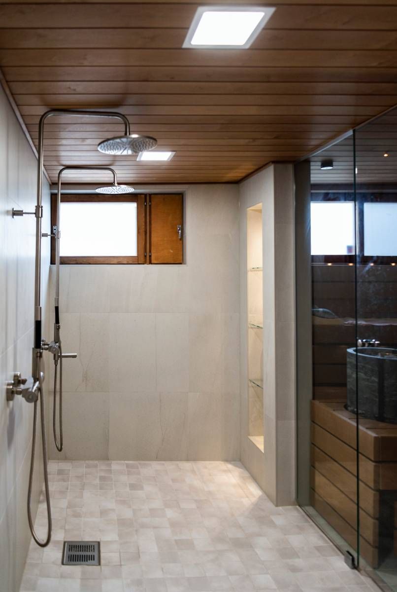 Immagine di uno sfondo verde con un quadrato bianco con il testo "LED STORE" in grassetto, che rappresenta il logo di un'azienda di illuminazione ad alta efficienza energetica.