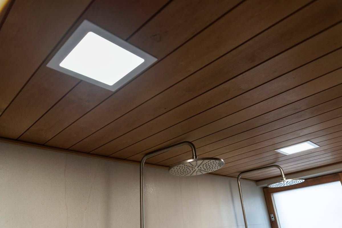 Alt="Testo LED STORE su un quadrato bianco su sfondo verde per soluzioni di illuminazione eco-compatibili"