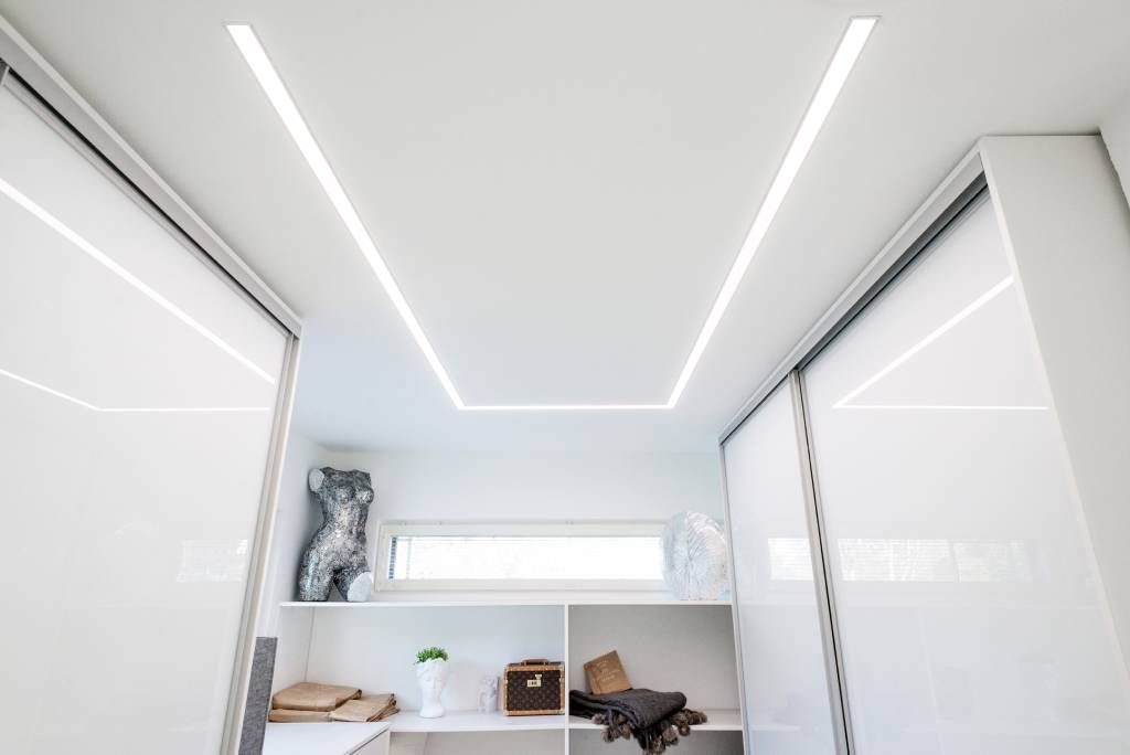 Immagine di uno sfondo verde con un quadrato bianco al centro, al cui interno è presente un testo bianco in grassetto con la scritta "LED STORE".