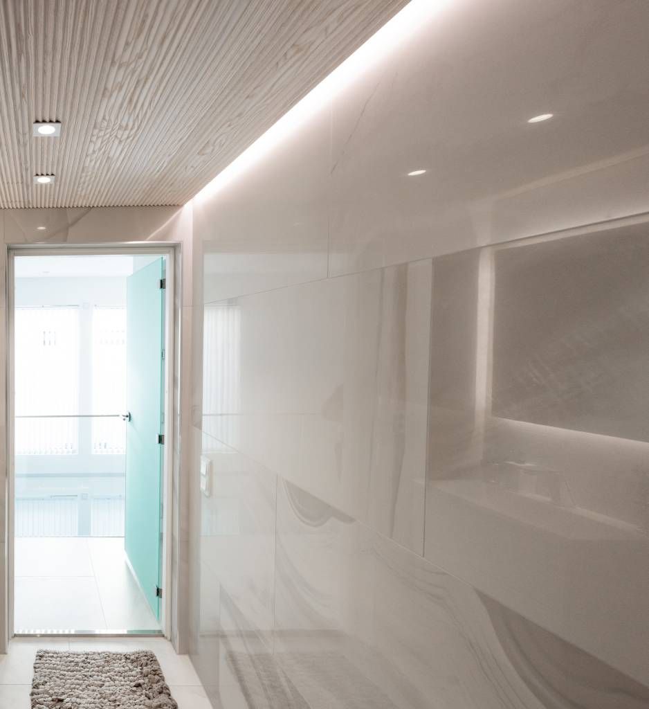 Alttext: "Sfondo verde e "LED STORE" in grassetto al centro di un quadrato bianco, che evidenzia le soluzioni di illuminazione ad alta efficienza energetica.