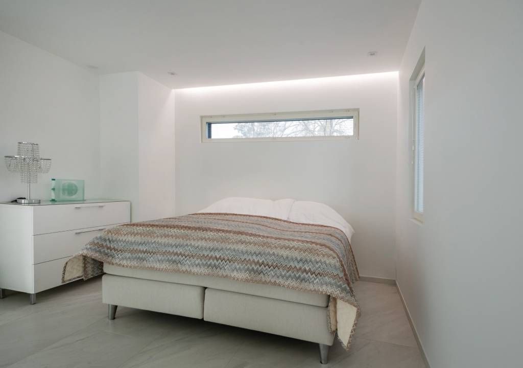 Immagine di uno sfondo verde con un quadrato bianco e il testo "LED STORE" in grassetto e in maiuscolo. Pubblicizza soluzioni di illuminazione ad alta efficienza energetica.