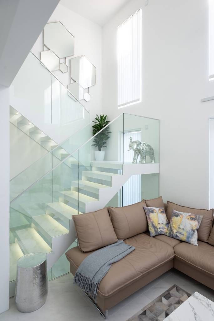 Logo LED STORE: uno sfondo verde e un quadrato bianco con il testo "LED STORE" in grassetto bianco maiuscolo per sottolineare le soluzioni di illuminazione ecologica.