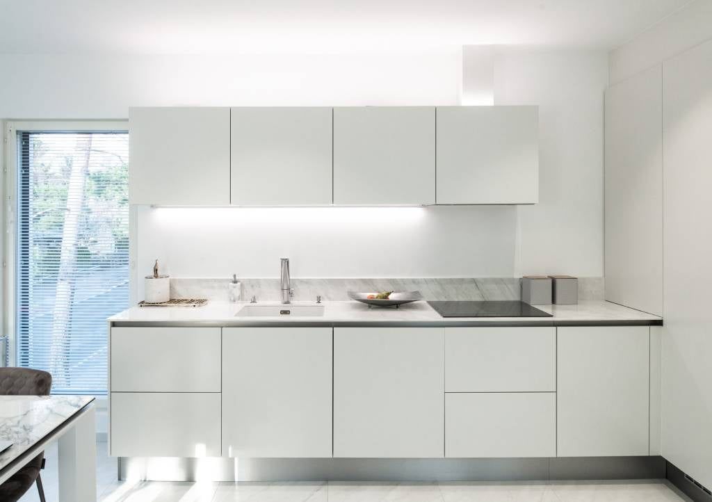 Lo sfondo verde presenta un quadrato bianco e il testo "LED STORE" in grassetto maiuscolo, che evidenzia le soluzioni di illuminazione ad alta efficienza energetica.