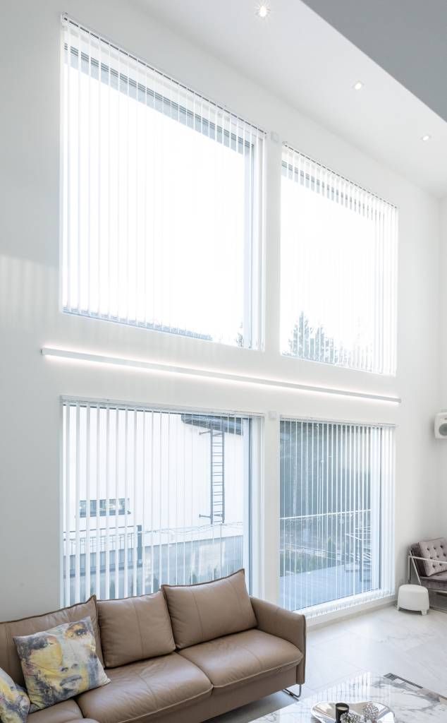 Uno sfondo verde con un quadrato bianco al centro e il testo "LED STORE" in grassetto maiuscolo sottolineano le soluzioni di illuminazione ecologiche.