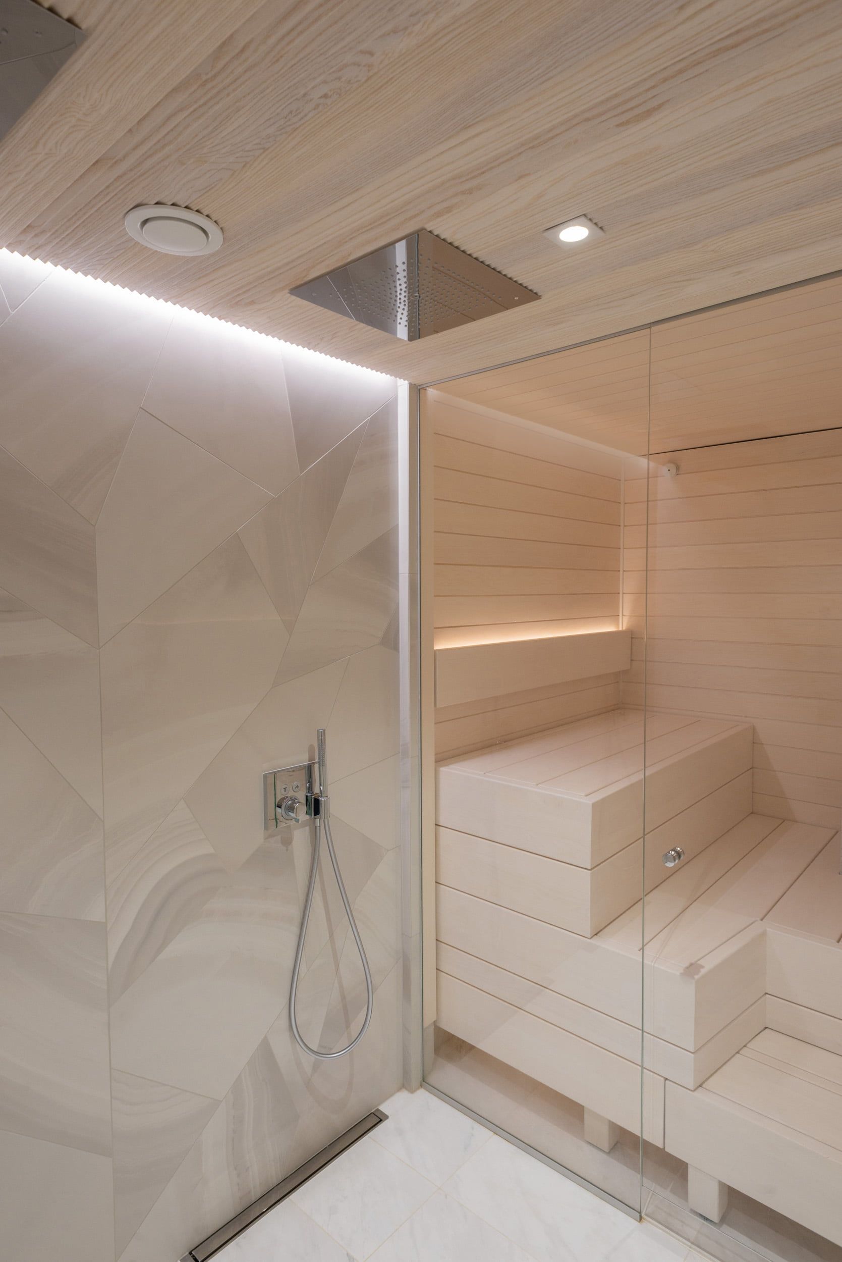 Sfondo verde con quadrato bianco e "LED STORE" in grassetto bianco; "LED" è sovrapposto a "STORE". Ideale per il branding di un negozio di illuminazione a LED.