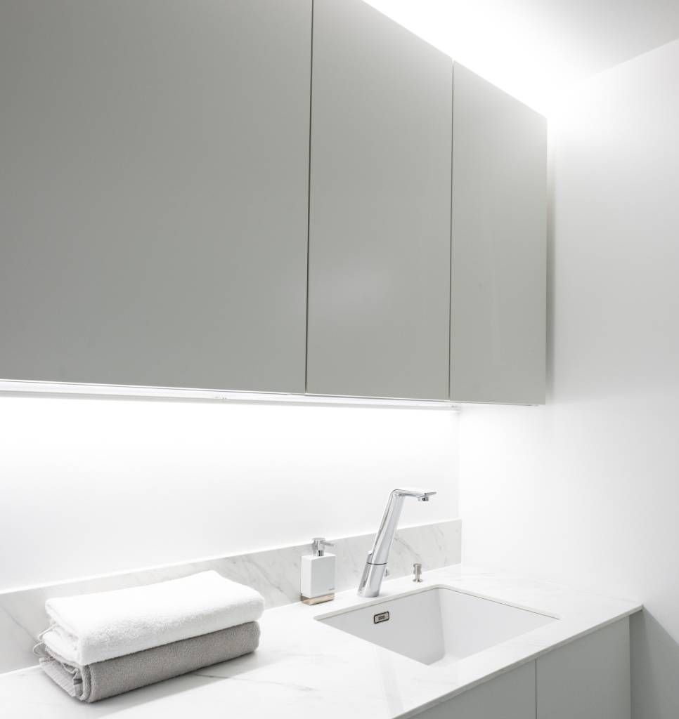 Sfondo verde con quadrato bianco e 'LED STORE' in grassetto maiuscolo, che pubblicizza prodotti di illuminazione a LED.