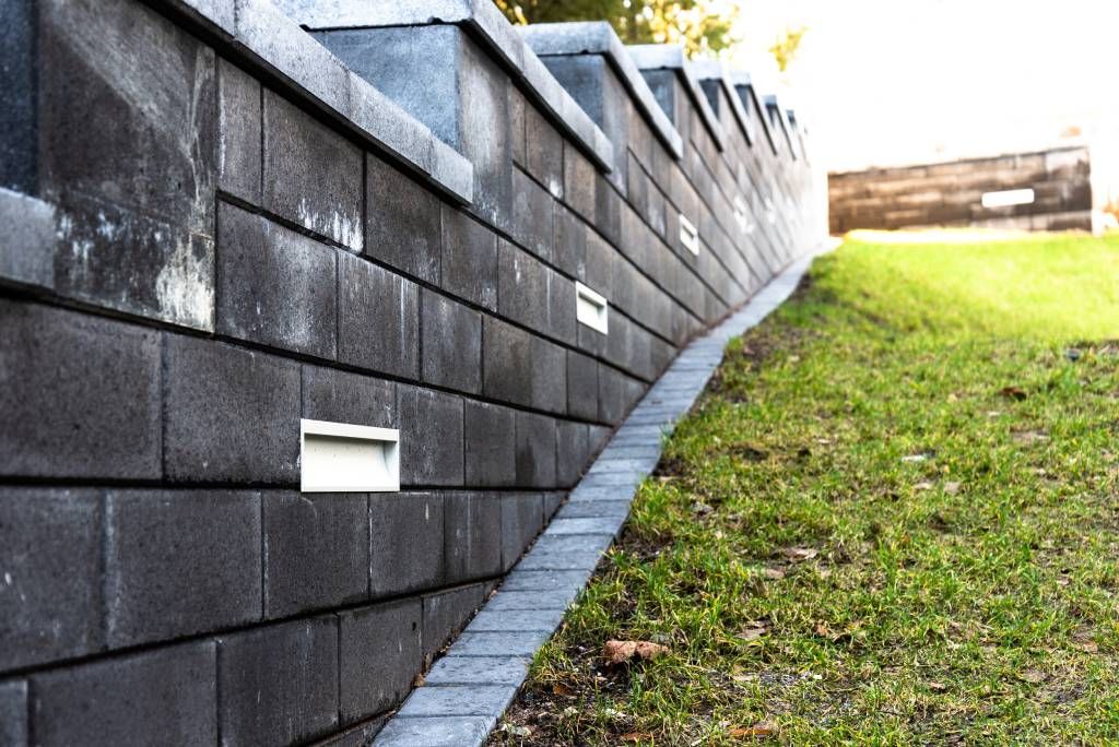 Profilo in alluminio incassato in una parete come luce di cantiere.