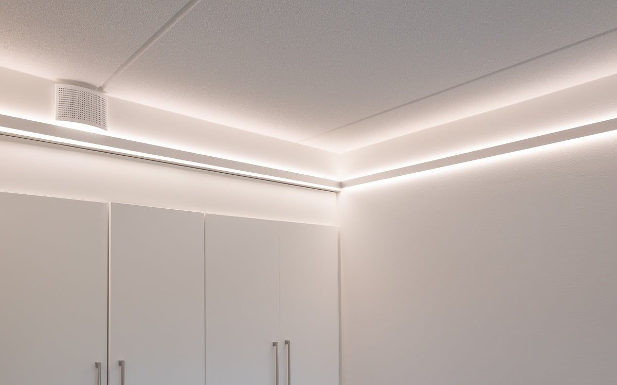 La striscia led indiretta è perfetta per la camera da letto. Striscia led a temperatura di colore regolabile Indirect in 2 profili. © LedStore