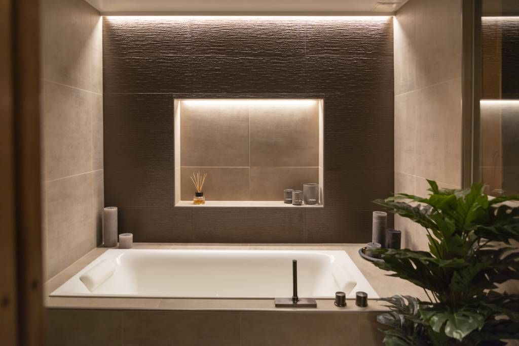 Illuminazione indiretta a strisce LED nella spa. LedStore.fi