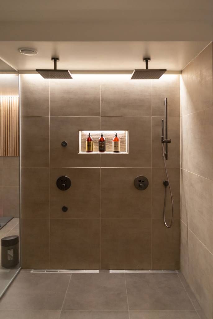 Illuminazione indiretta a strisce led su una parete della doccia. LedStore.fi