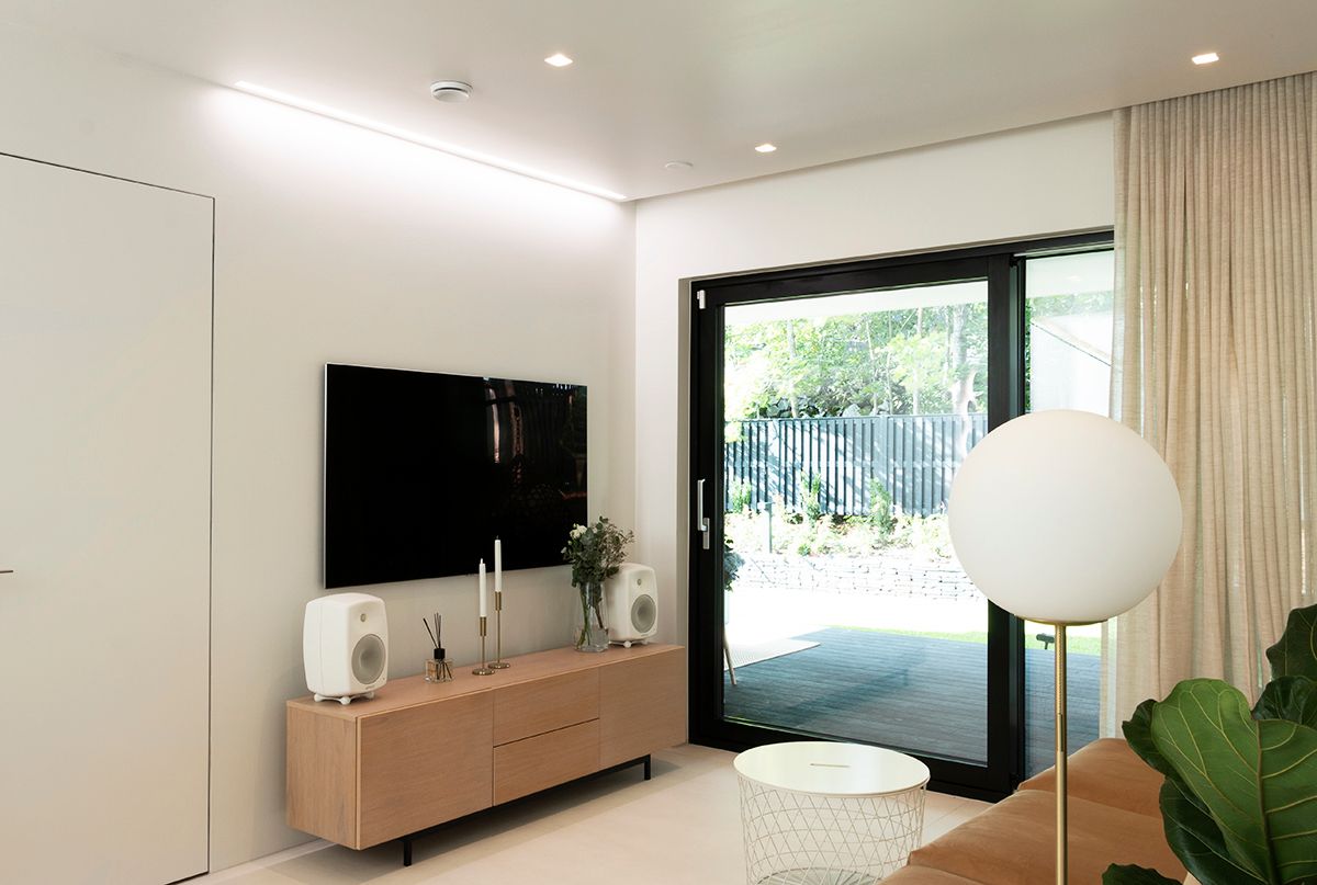 Sfondo verde con un quadrato bianco e la scritta "LED STORE" in grassetto bianco, che evidenzia i prodotti di illuminazione LED ecologici.