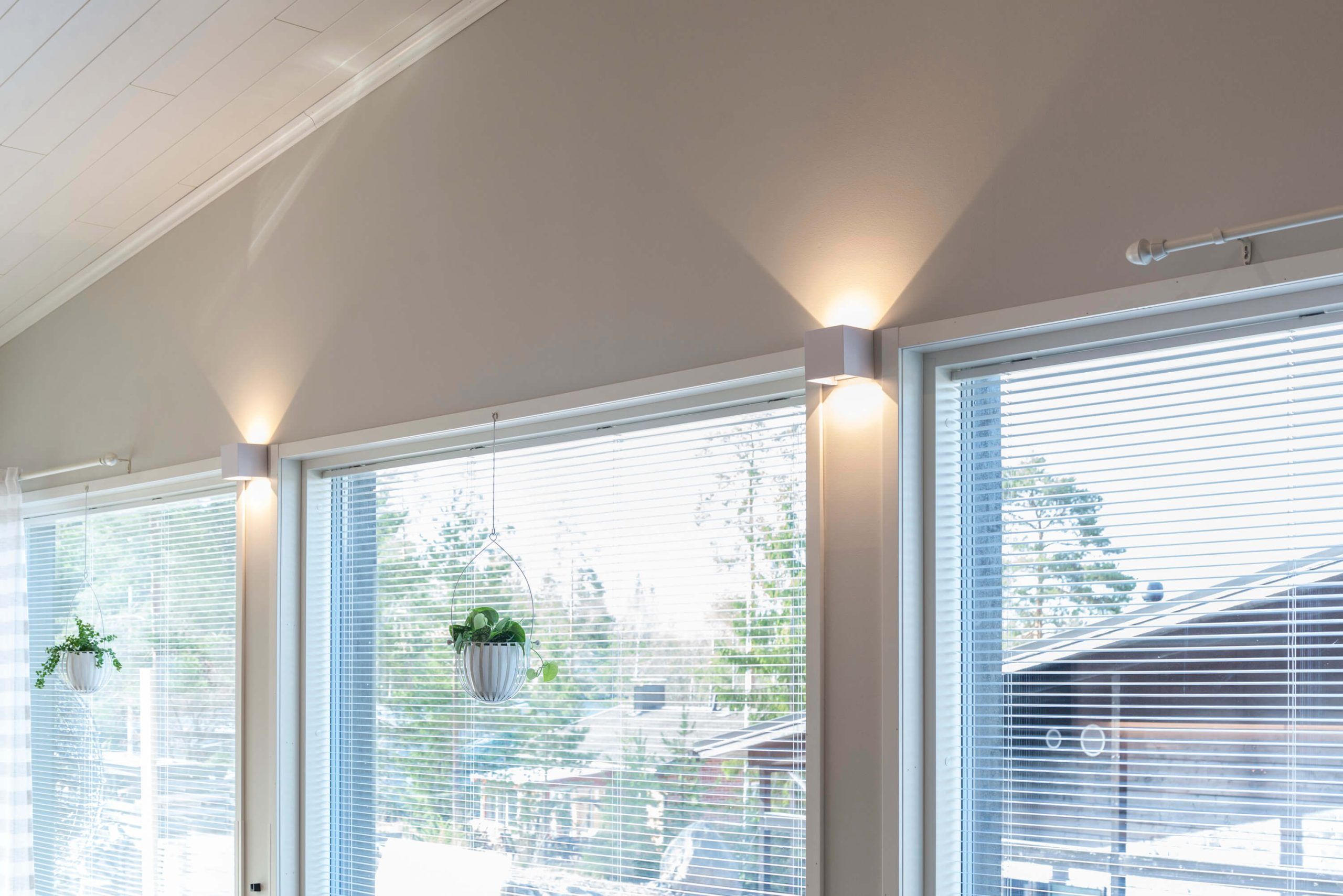 Testo bianco "LED STORE" all'interno di un quadrato bianco su sfondo verde. Qui troverete soluzioni di illuminazione a LED moderne ed ecologiche.