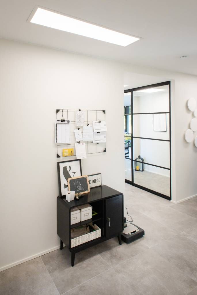 Uno sfondo verde con al centro un quadrato bianco con il testo "LED STORE", che evidenzia le soluzioni di illuminazione a risparmio energetico per le vostre esigenze.