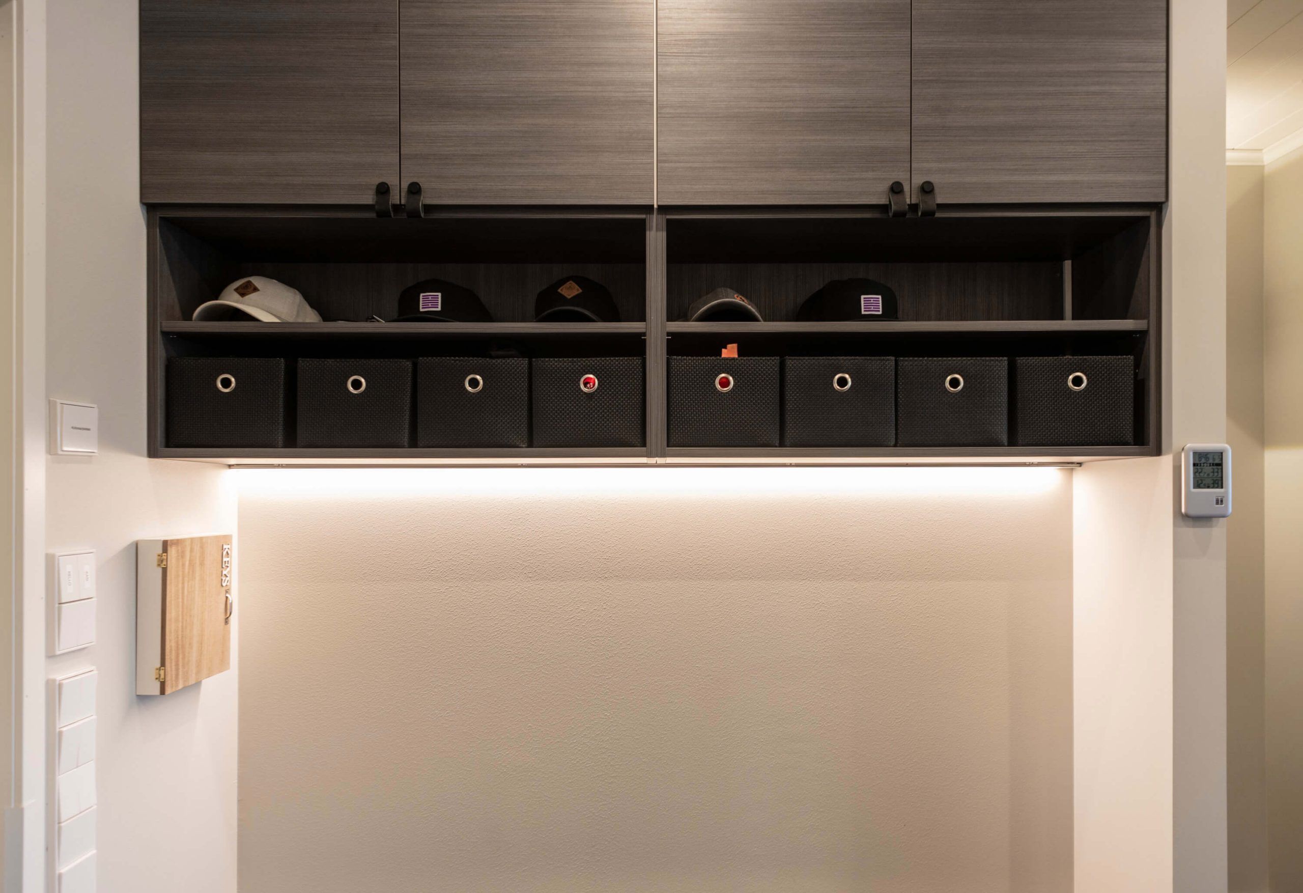 Logo del negozio di illuminazione a LED con "LED STORE" in testo bianco su sfondo verde, un design audace per le soluzioni di illuminazione ad alta efficienza energetica.