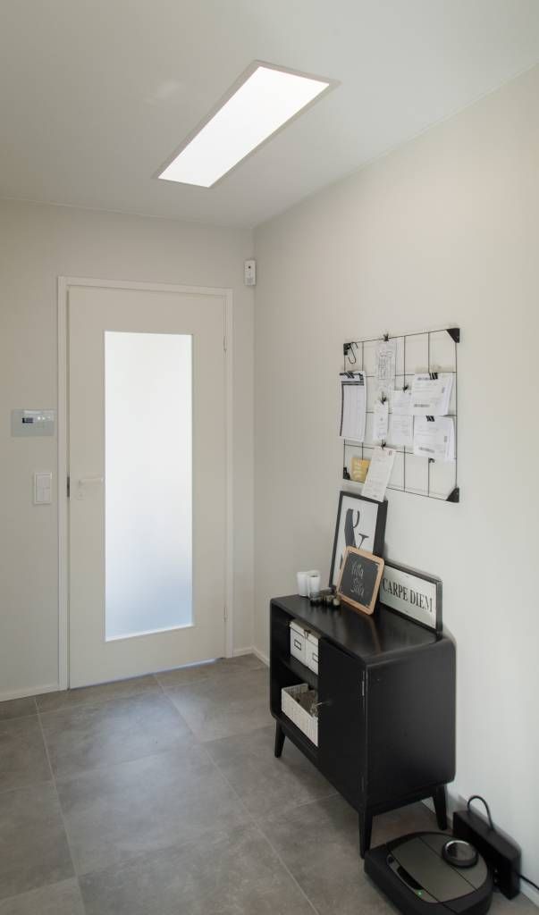 Sfondo verde e "LED STORE" in grassetto al centro di un quadrato bianco, per evidenziare le moderne soluzioni di illuminazione.