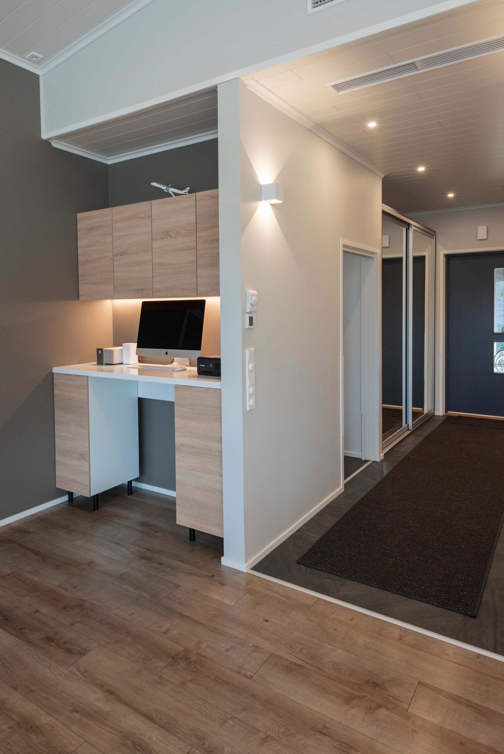 Logo LED STORE: un quadrato bianco con il testo "LED STORE" a grandi lettere su uno sfondo verde, che promuove soluzioni di illuminazione a LED ad alta efficienza energetica.