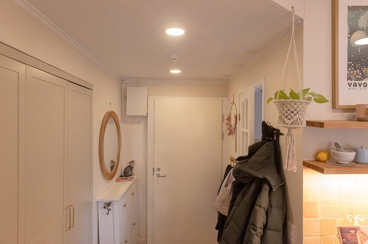 Due pannelli LED rotondi montati ad incasso nel soffitto del corridoio.