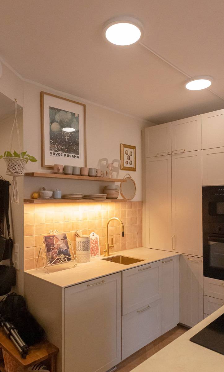 Soffitto della cucina con due pezzi di plafond LED 280 e striscia led sotto il ripiano con temperatura di colore calda 3000K.
