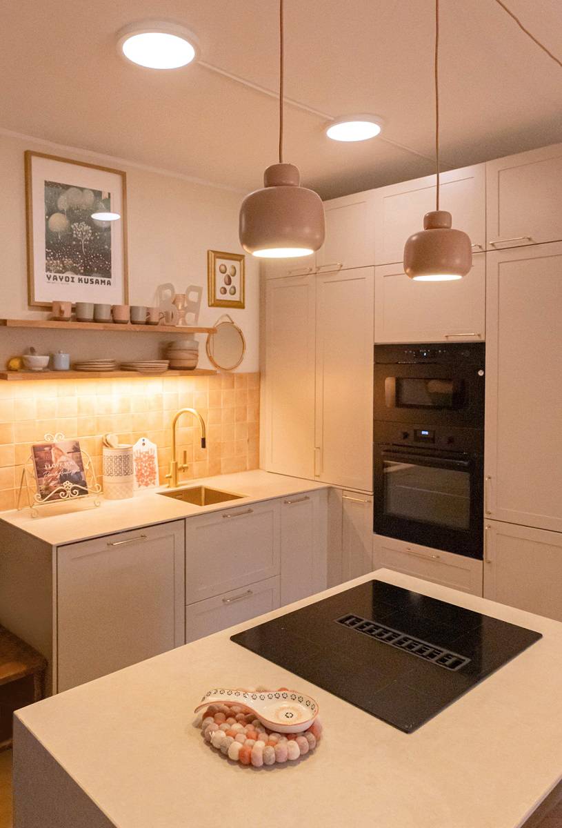 Due plafoniere LED 280 montate a superficie sul soffitto della cucina, una striscia LED sotto il ripiano e due luci a sospensione sopra l'isola.