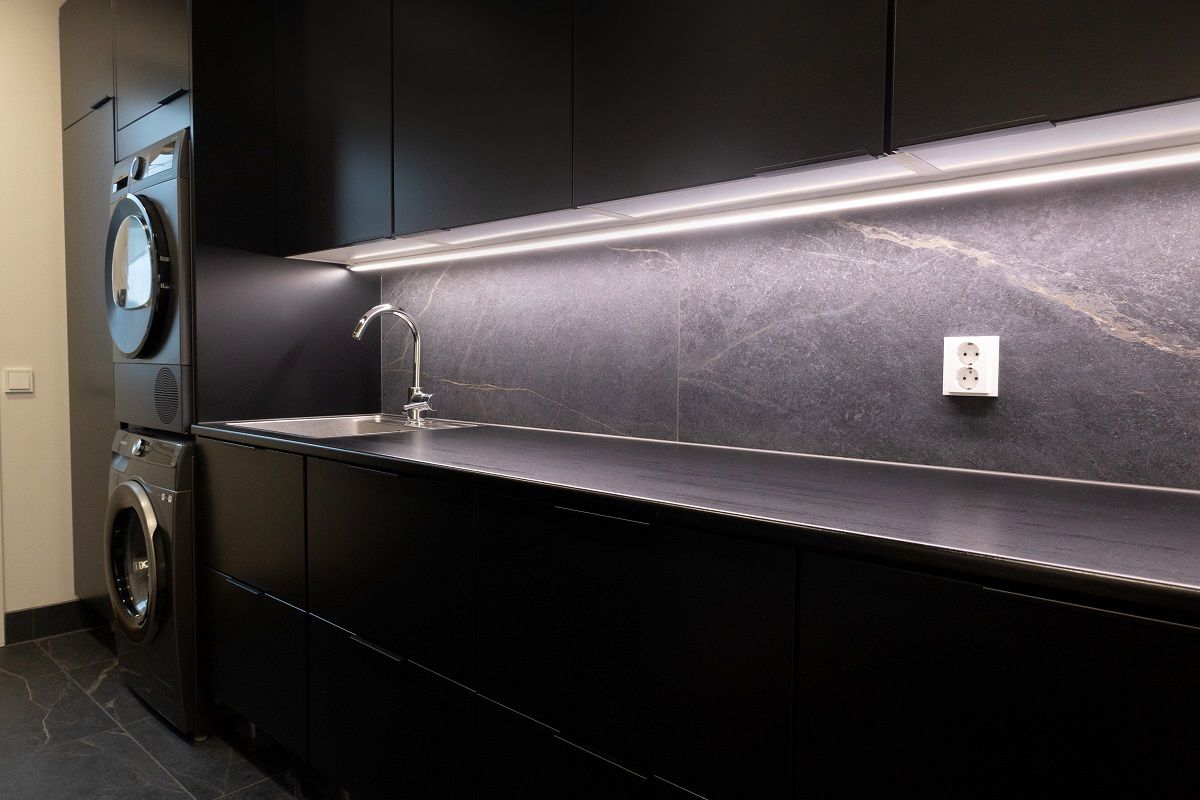 Una striscia LED illumina il piano di lavoro di un ripostiglio.