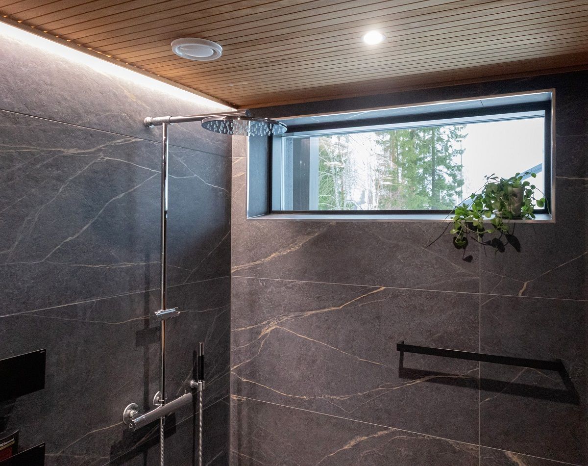 Faretto da bagno e striscia led.