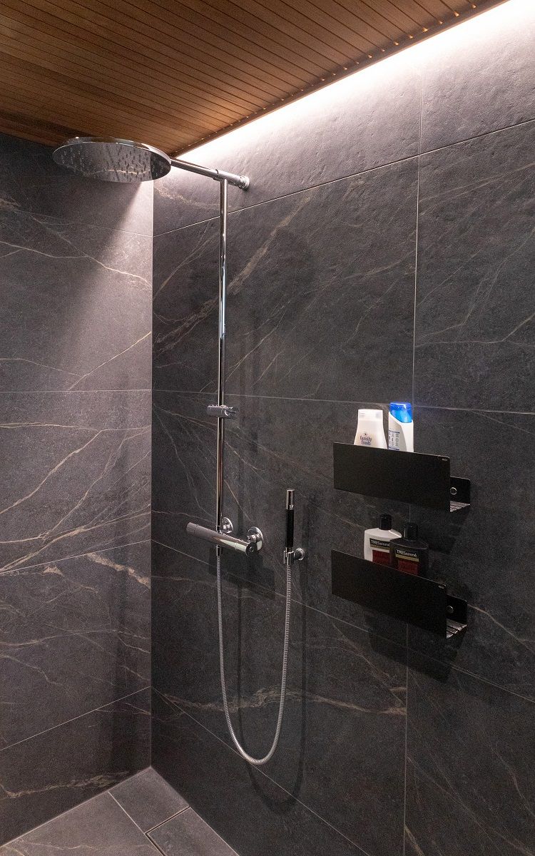 Bagno con striscia a led nell'incavo tra parete e soffitto su un bordo.