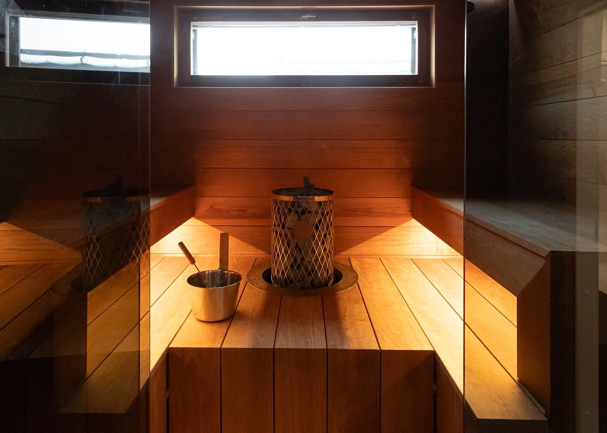 Striscia LED installata sotto il soffitto della sauna su entrambi i lati.