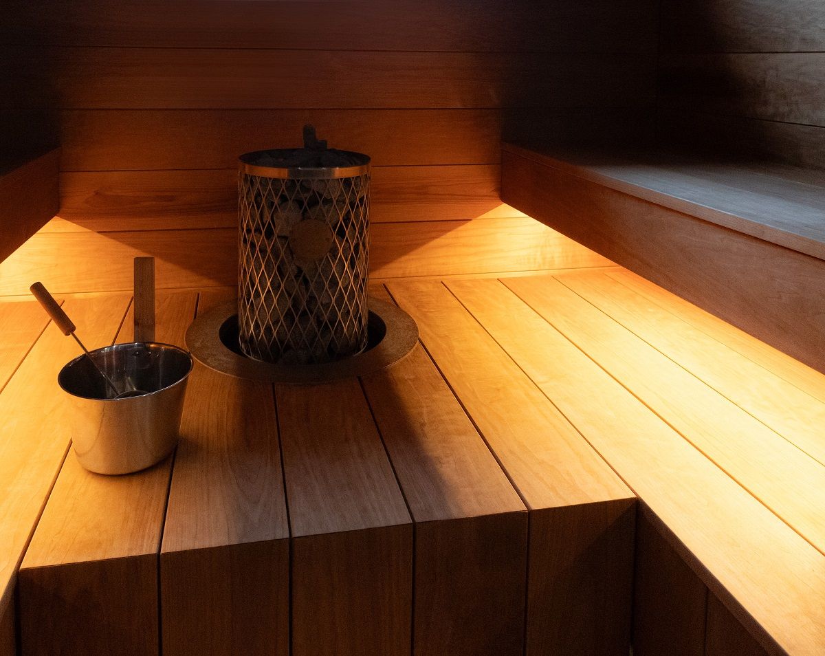 Sauna con striscia a led sotto le guide del sedile.