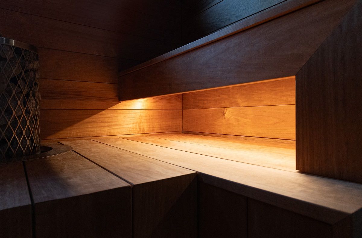 La striscia LED illumina indirettamente la seduta sottostante.