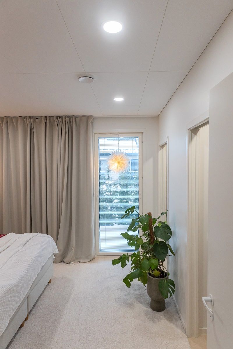 Due pannelli led rotondi montati a incasso nel soffitto.