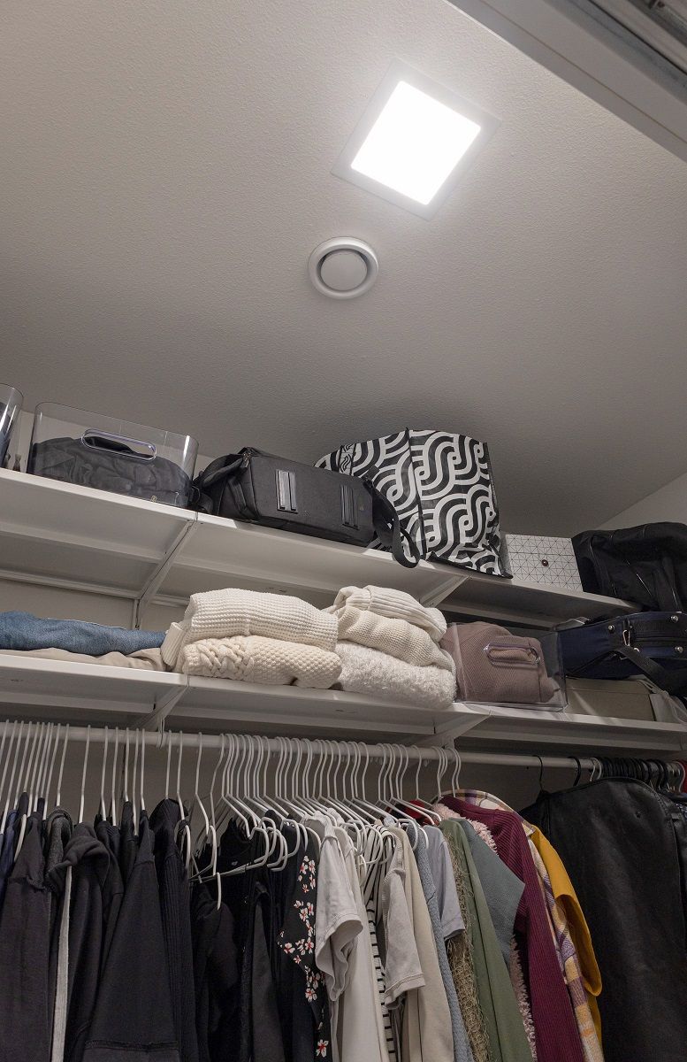 Un piccolo pannello LED rettangolare montato a incasso nel soffitto di un armadio.