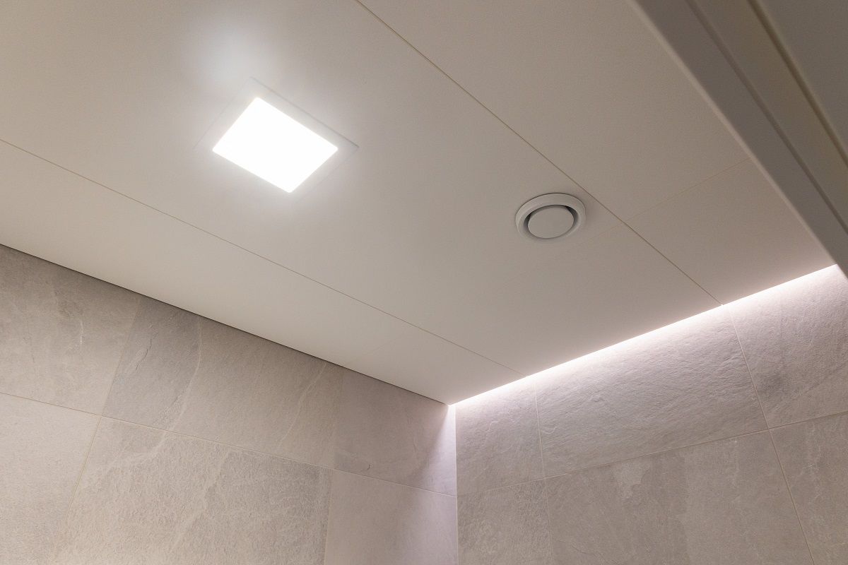 Striscia LED nell'incavo tra il soffitto e la parete e un piccolo pannello LED quadrato incassato nel soffitto.