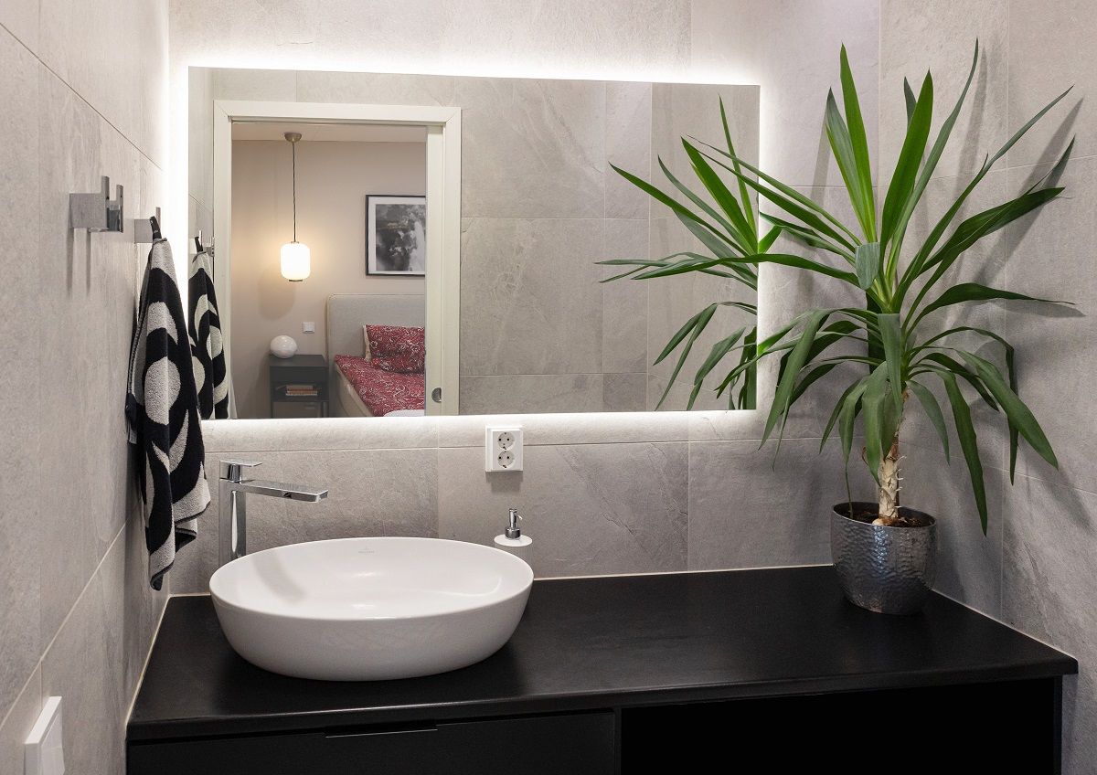 Dietro lo specchio, una striscia di luce a led illumina indirettamente.