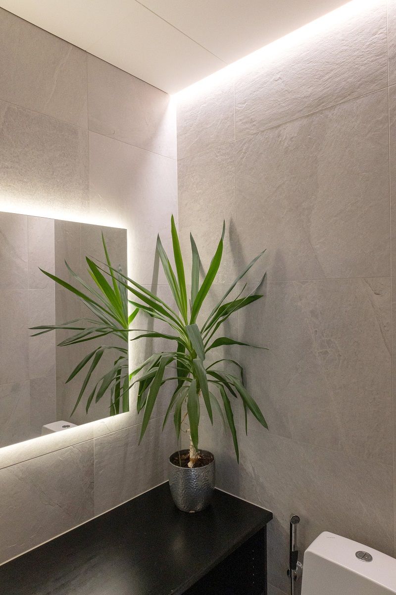 Striscia LED nella nicchia tra parete e soffitto e dietro lo specchio.