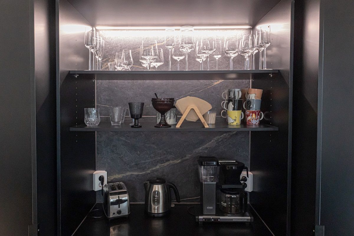 Mobile per la colazione con nastro a led sul retro del ripiano superiore.