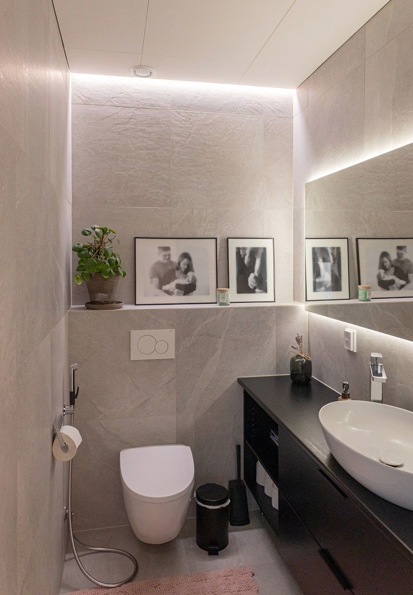 Striscia LED nella nicchia tra parete e soffitto e dietro lo specchio.