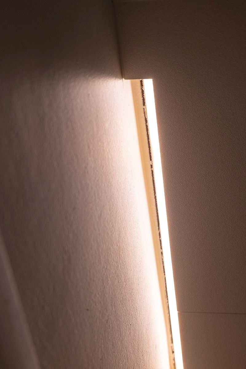 Striscia LED nella nicchia tra la nicchia e la parete.
