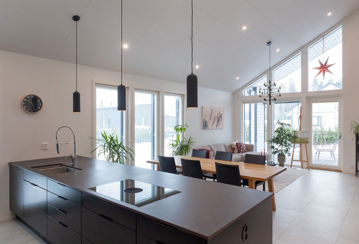 Diversi faretti a led sul soffitto del soggiorno, oltre alle luci a sospensione del cliente.