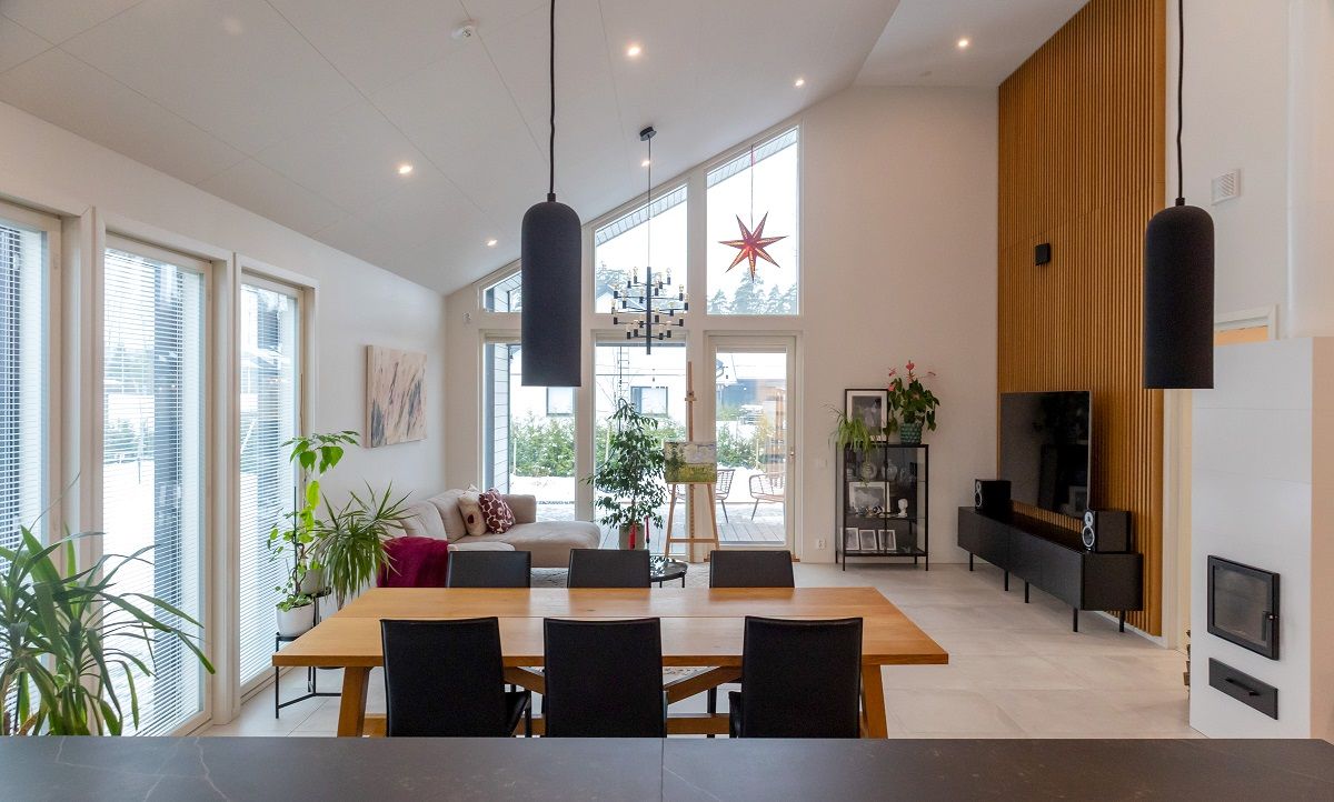 Diversi spot a led sul soffitto del soggiorno, più una luce a sospensione per il cliente.