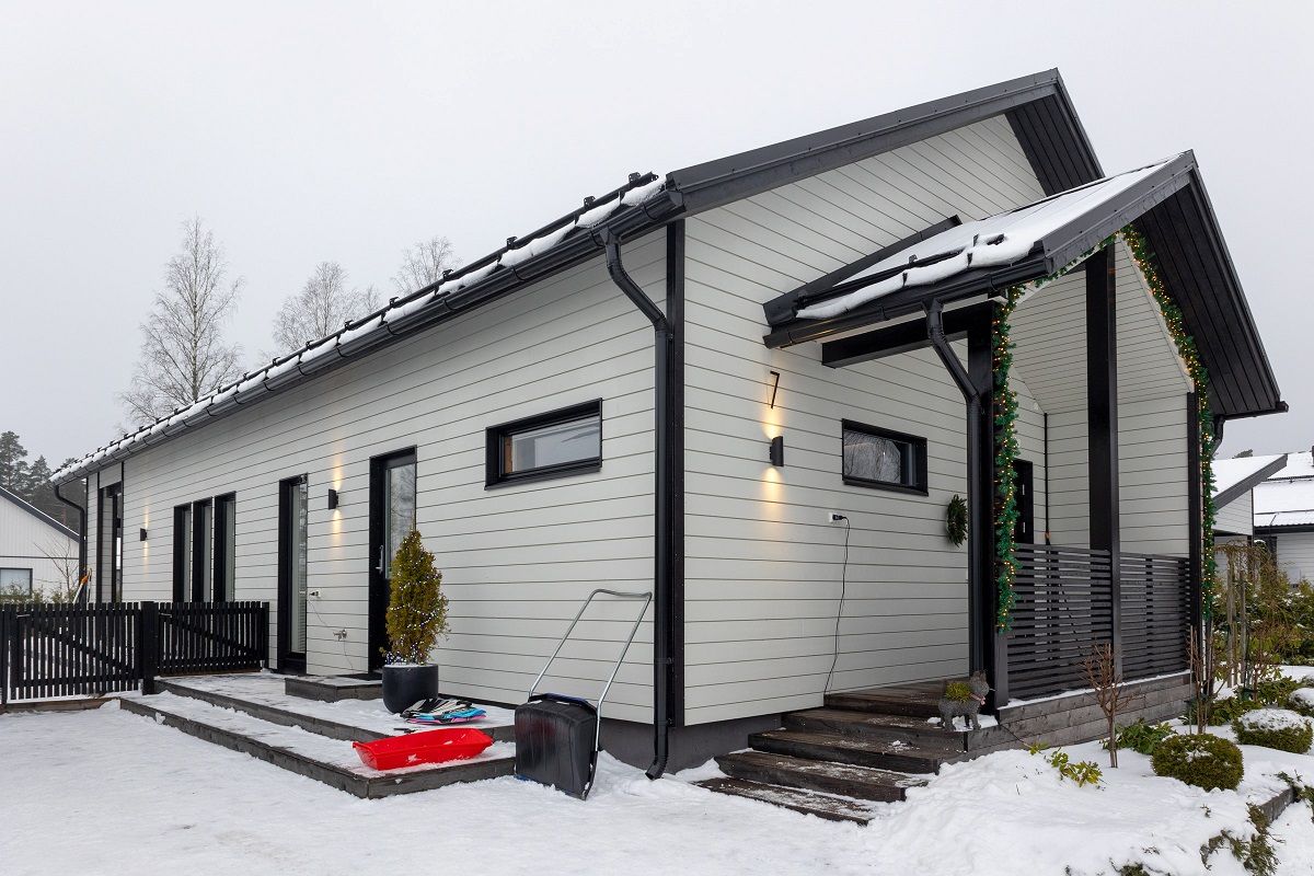 La facciata della casa è illuminata da applique VIISTO2.