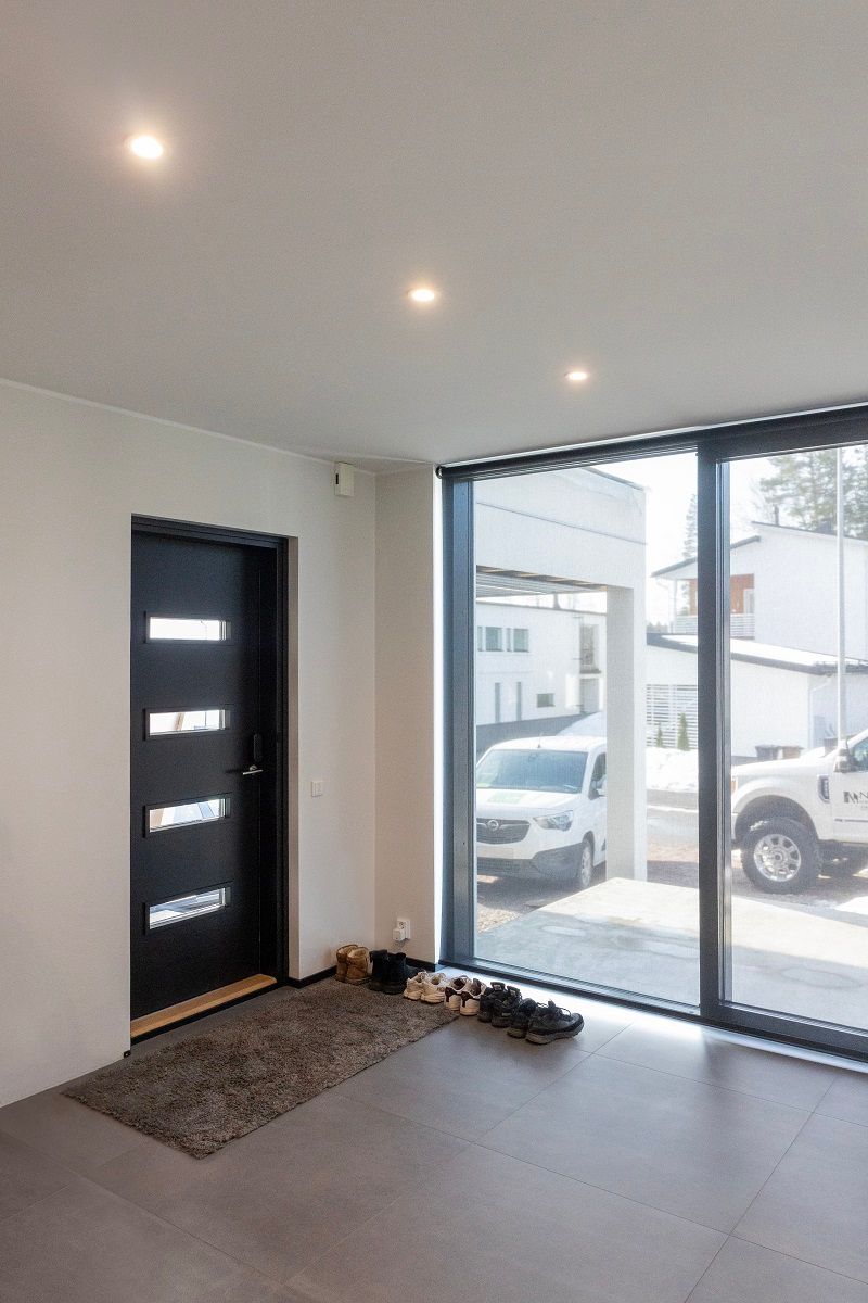 Faretti R023 montati a incasso nel soffitto del corridoio.