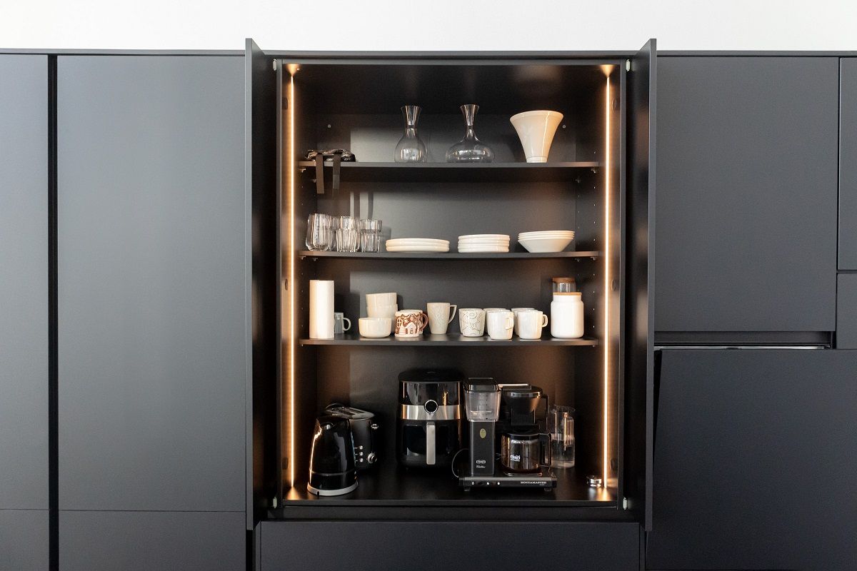 Striscia LED montata verticalmente su entrambi i lati di un mobile da colazione