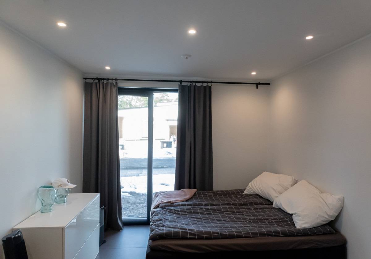Faretti tondi a LED R023 sul soffitto della camera da letto.