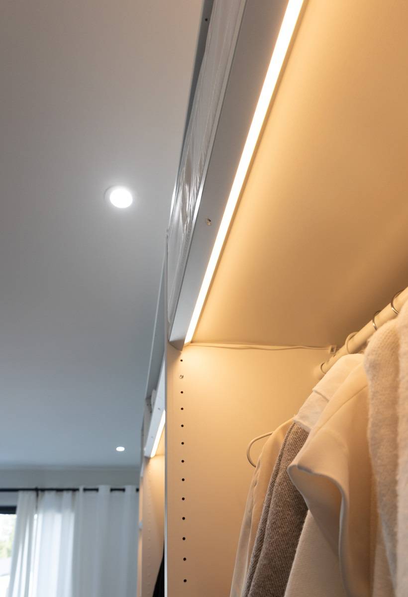 La luce è diretta verso l'interno del mobile.