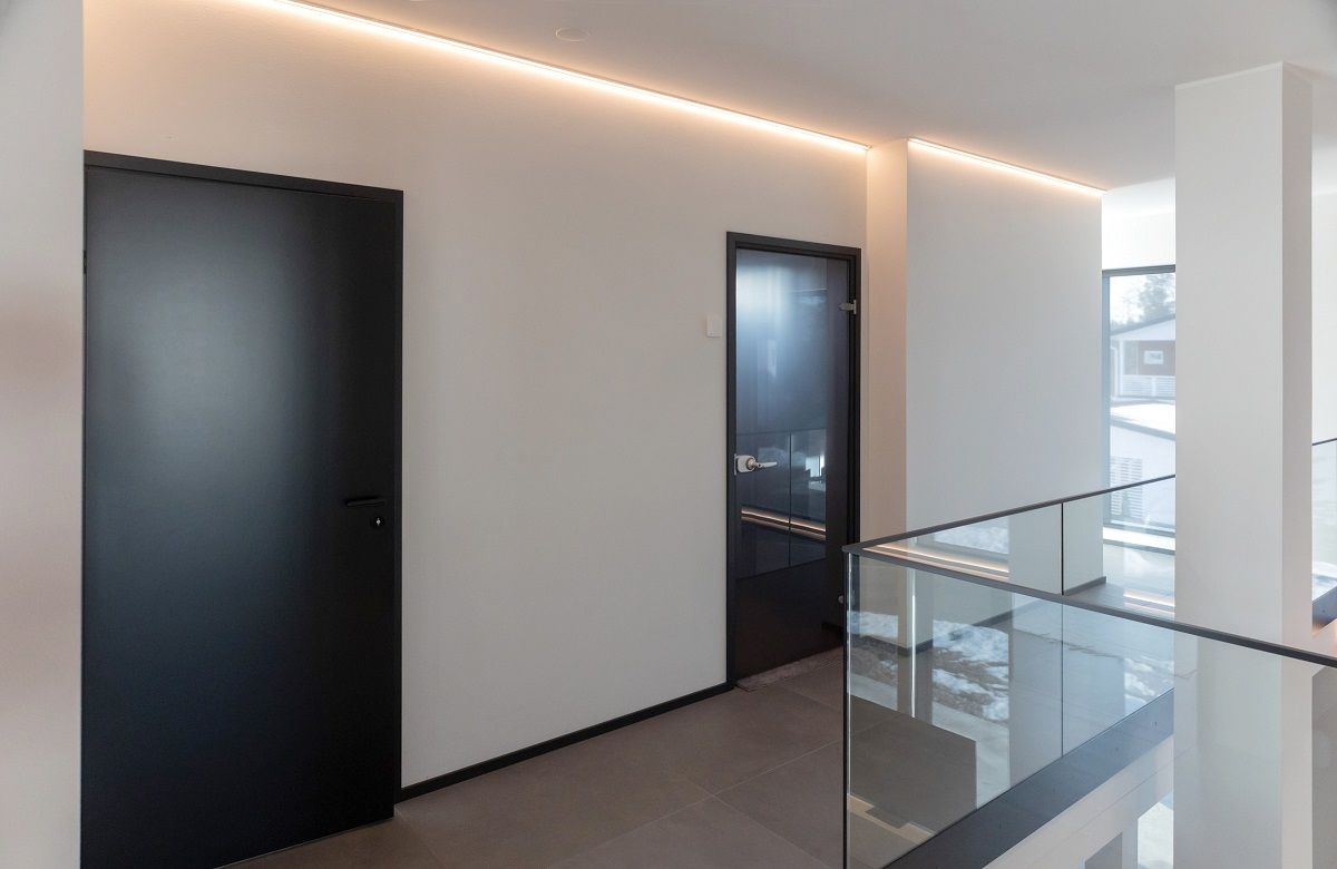 Striscia LED intorno al bordo della parete