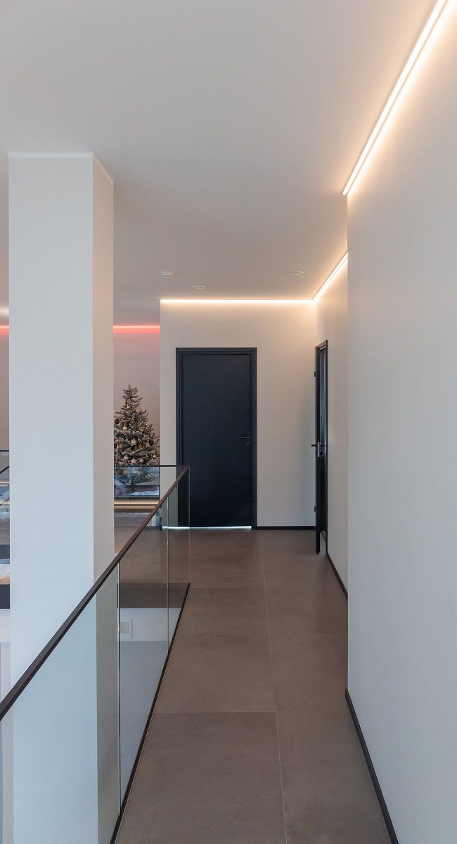 Piattaforma al piano superiore illuminata da una striscia LED.