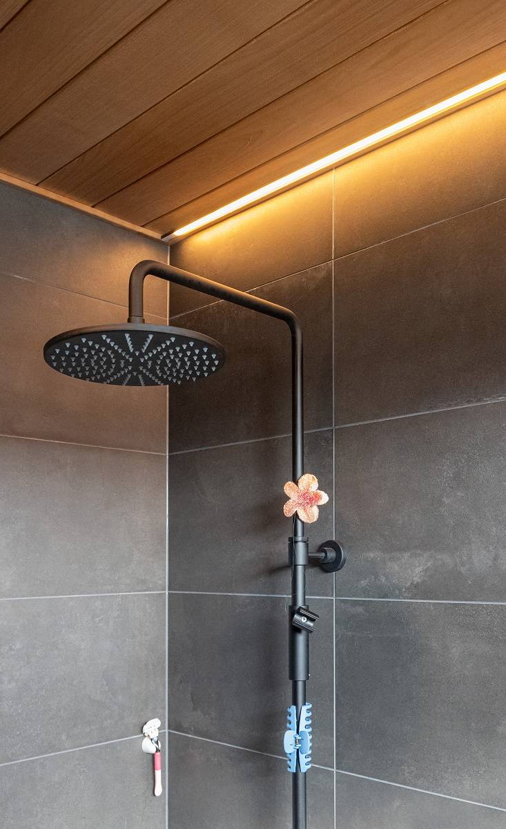 Bagno con striscia LED incassata nel soffitto accanto alla parete.